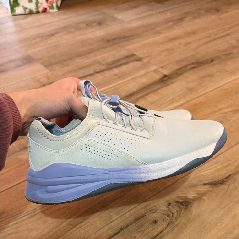 Cloves nursing shoes